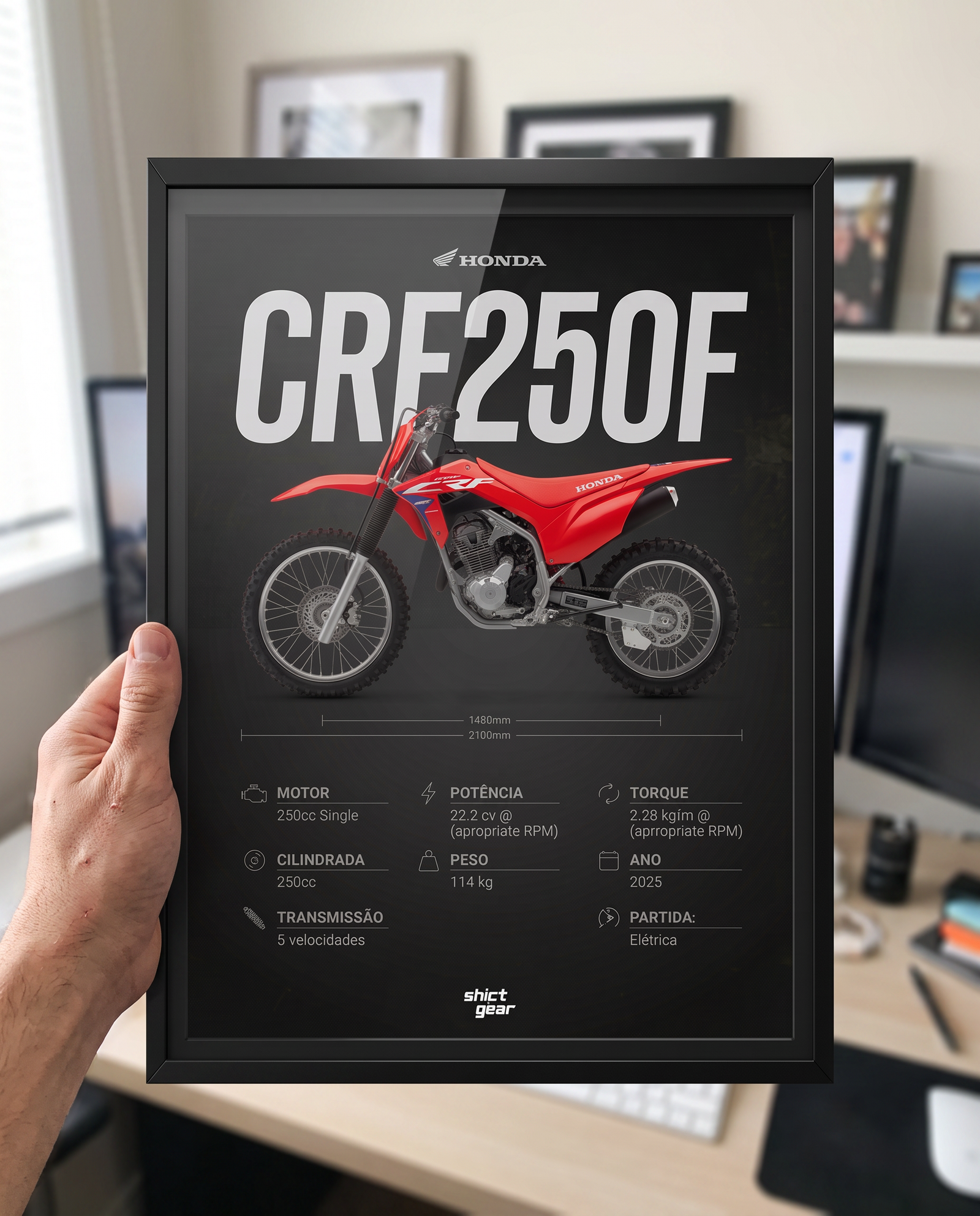 Quadro Blueprint CRF250 sendo segurado na mão, referência de tamanho