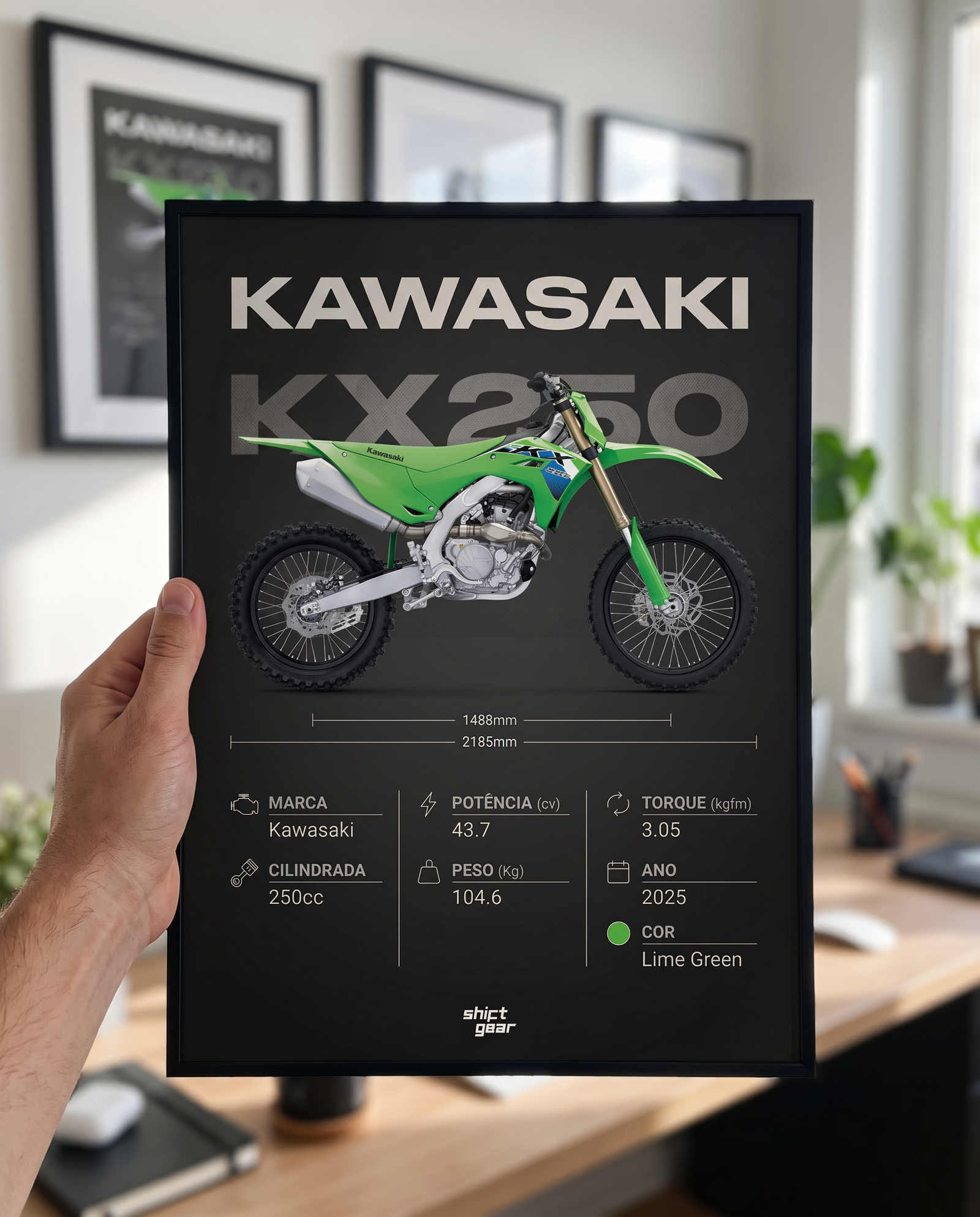 Quadro Blueprint KXF sendo segurado na mão, referência de tamanho